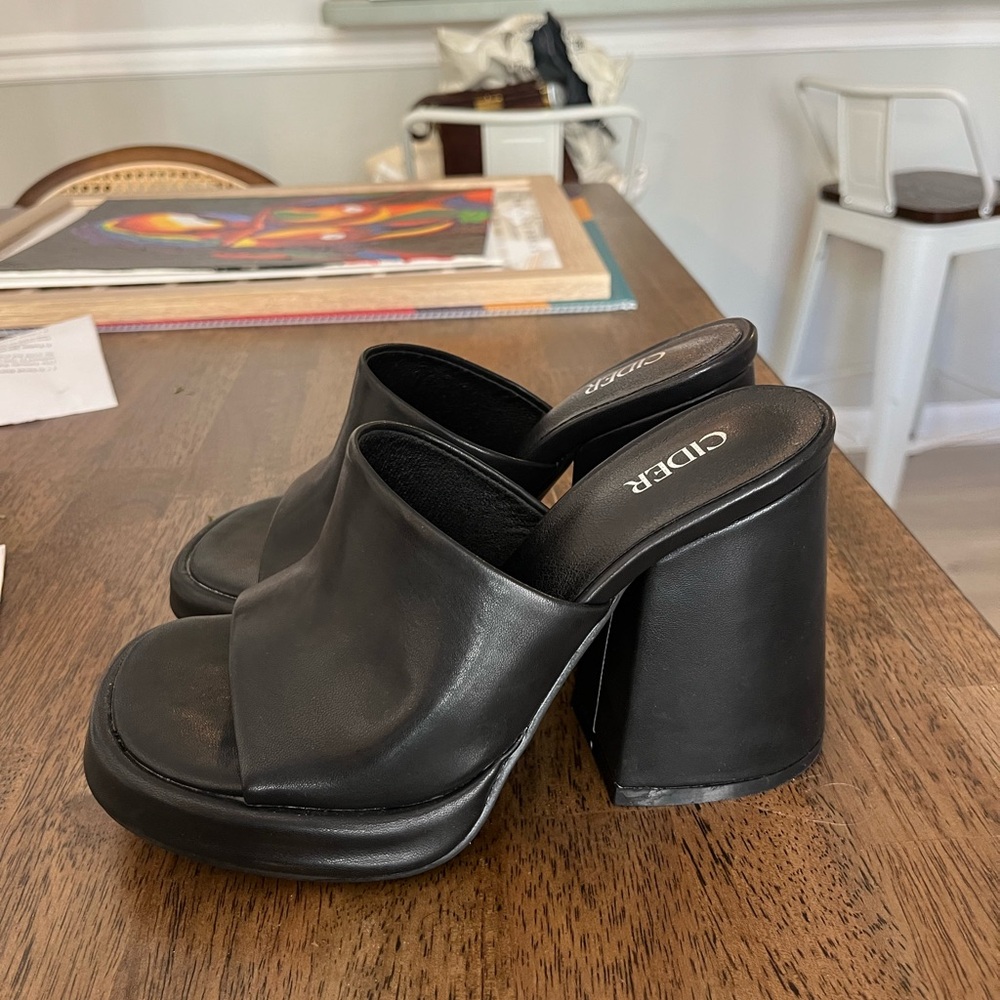 Brand new Alohas heeled mules
